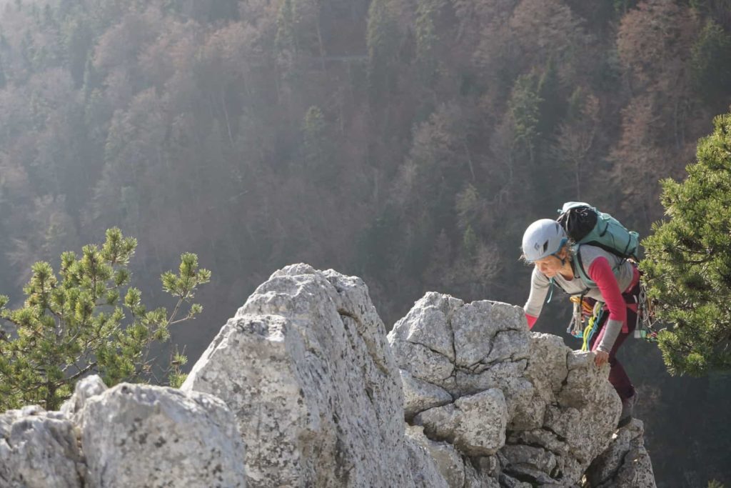 Grundausbildung Clean-Klettern im Jura: üben im Klettergarten