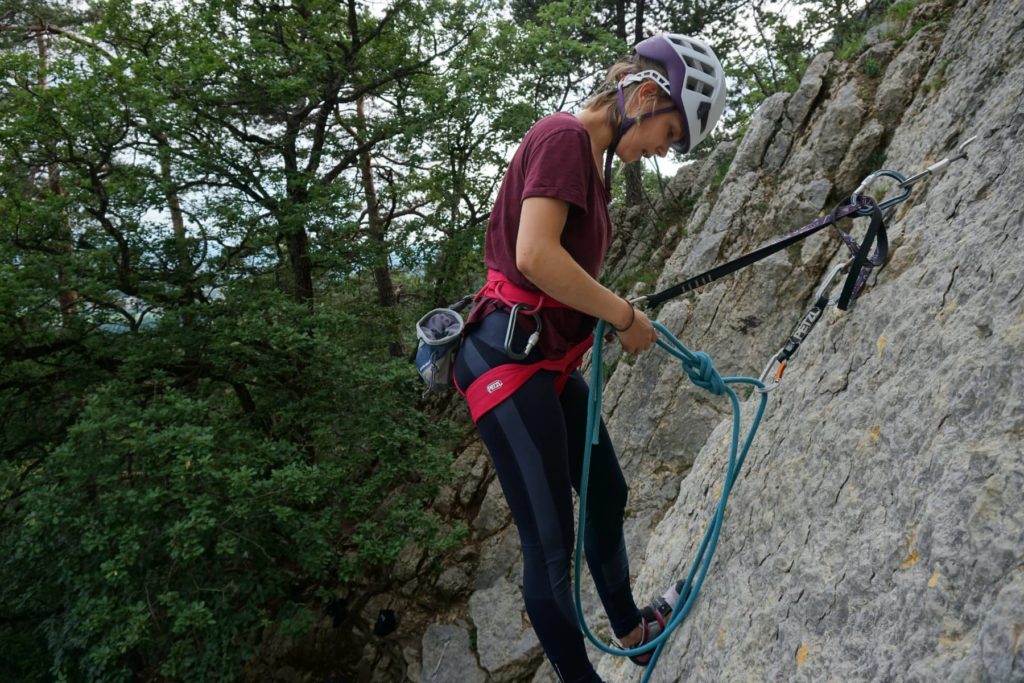 Grundausbildung Sportklettern am Fels: Fädel an der Umlenkung der Kletterroute