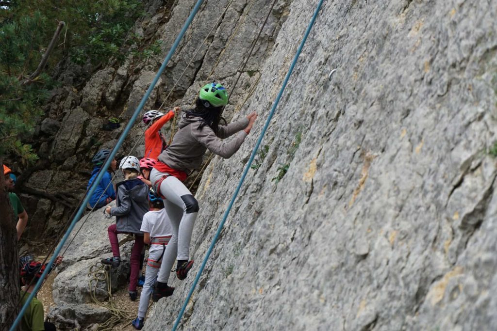 Kinder klettern im Jura Top Rope