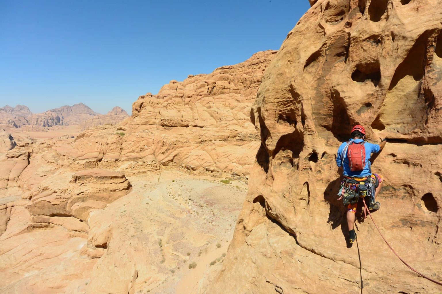 Kletterferien im Wadi Rum mit tollem Fels und einer atemberaubenden Aussicht