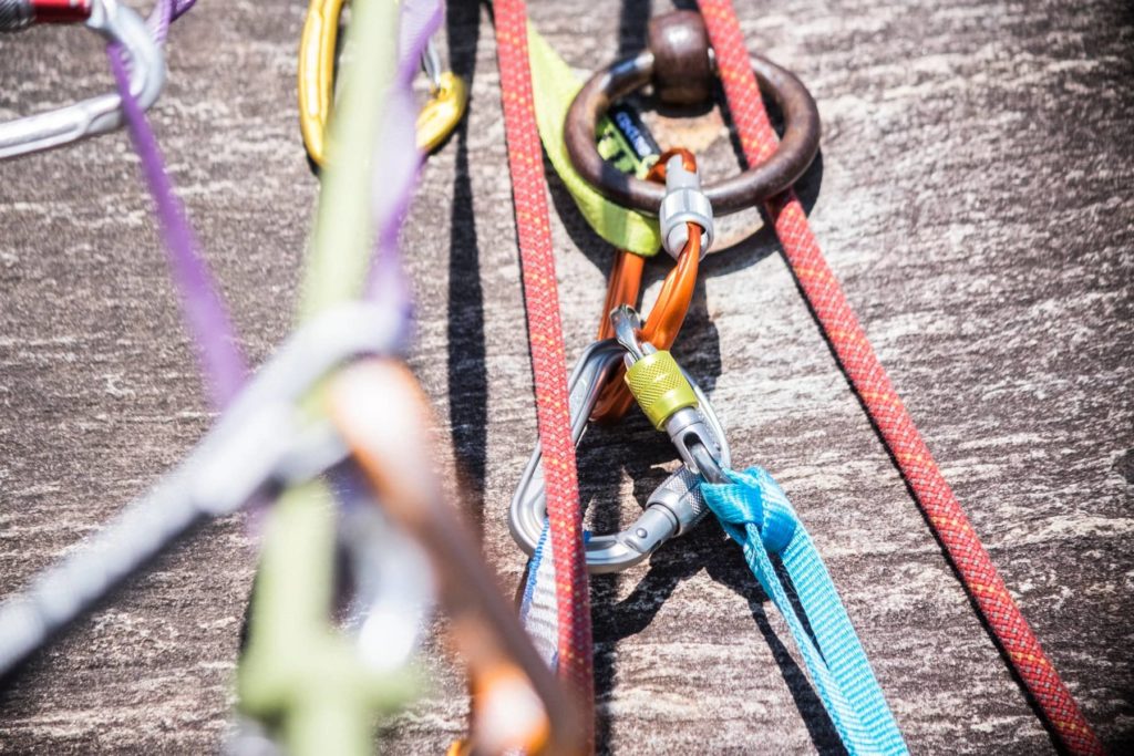 Kletterausbildung mit Kletterwelt - Standbau anlässlich der Grundausbildung Mehrseillängenklettern im Tessin